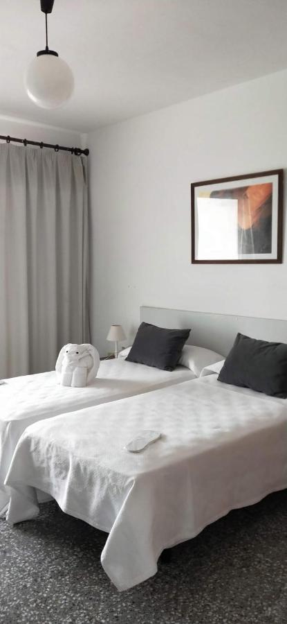 פורנלס Hostal S'Algaret מראה חיצוני תמונה