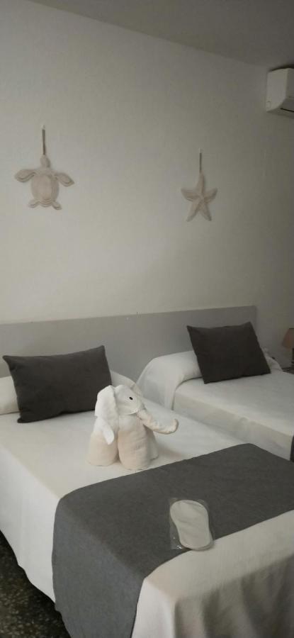 פורנלס Hostal S'Algaret מראה חיצוני תמונה