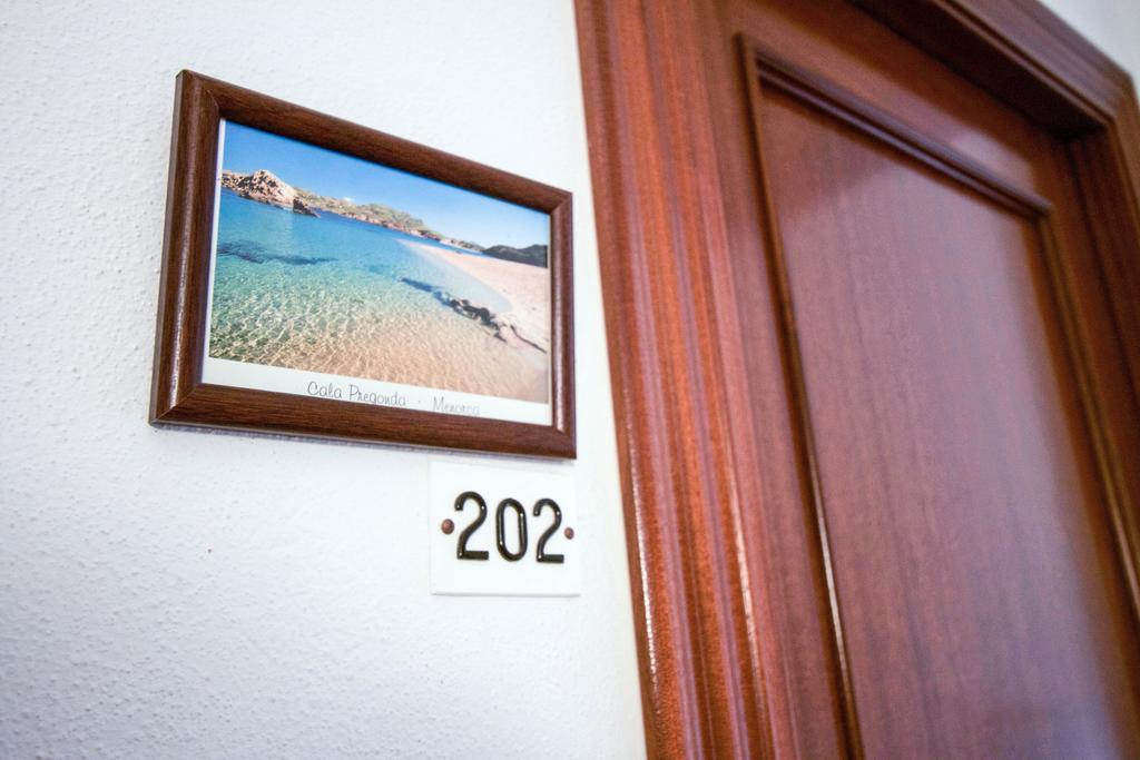 פורנלס Hostal S'Algaret מראה חיצוני תמונה